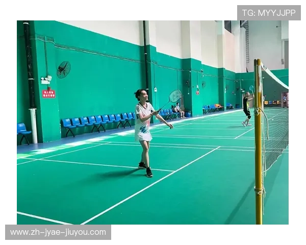 羽毛球技术解析：如何通过击打技巧精准控制羽毛球飞行方向